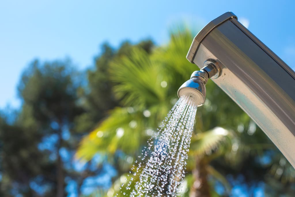 Eau sortant du pommeau de la douche solaire