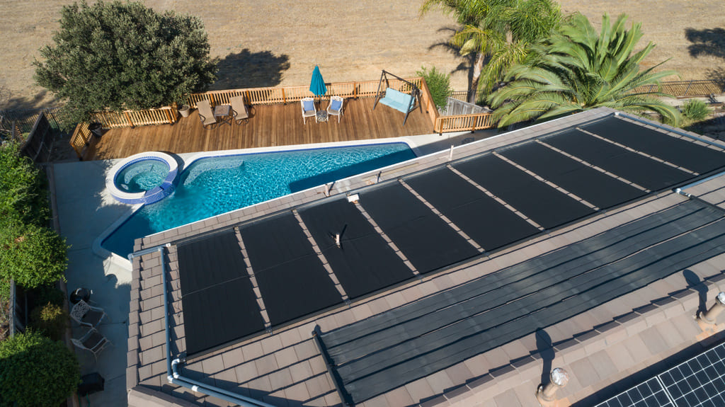 Chauffage solaire de piscine installé sur le toit de la maison