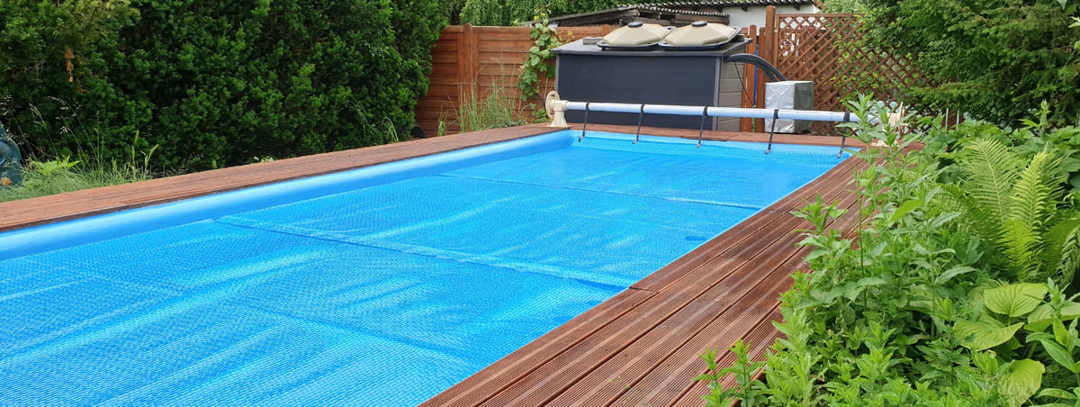 Piscine creusée avec terrasse bois et bâche à bulle
