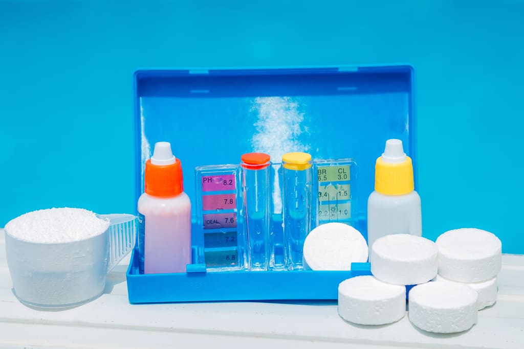 Produits d'entretien pour garder une eau de piscine équilibrée