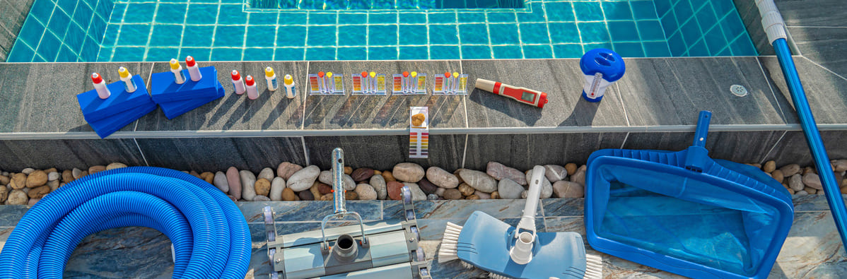 Ensemble de produits utilisés pour l'entretien de la piscine et garantir une bonne qualité de l'eau