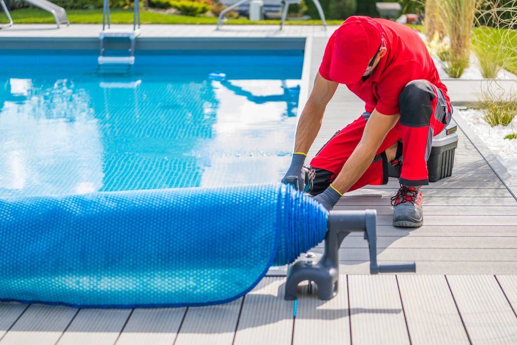 Installation d'une bâche à bulle par un technicien de l'entreprise Pass Piscines & Spas