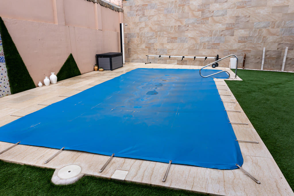 Bâche d'hivernage installée sur une piscine creusée