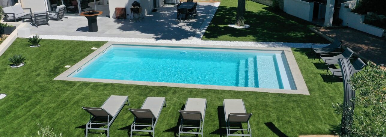Piscine creusée modèle argento avec des bains de soleil