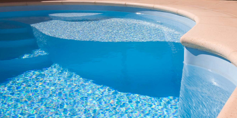 Piscine coque à fond plat